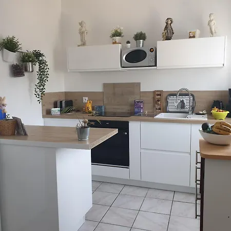 Privee Dans Petite Maison Typique Проживание в семье Монтивилье